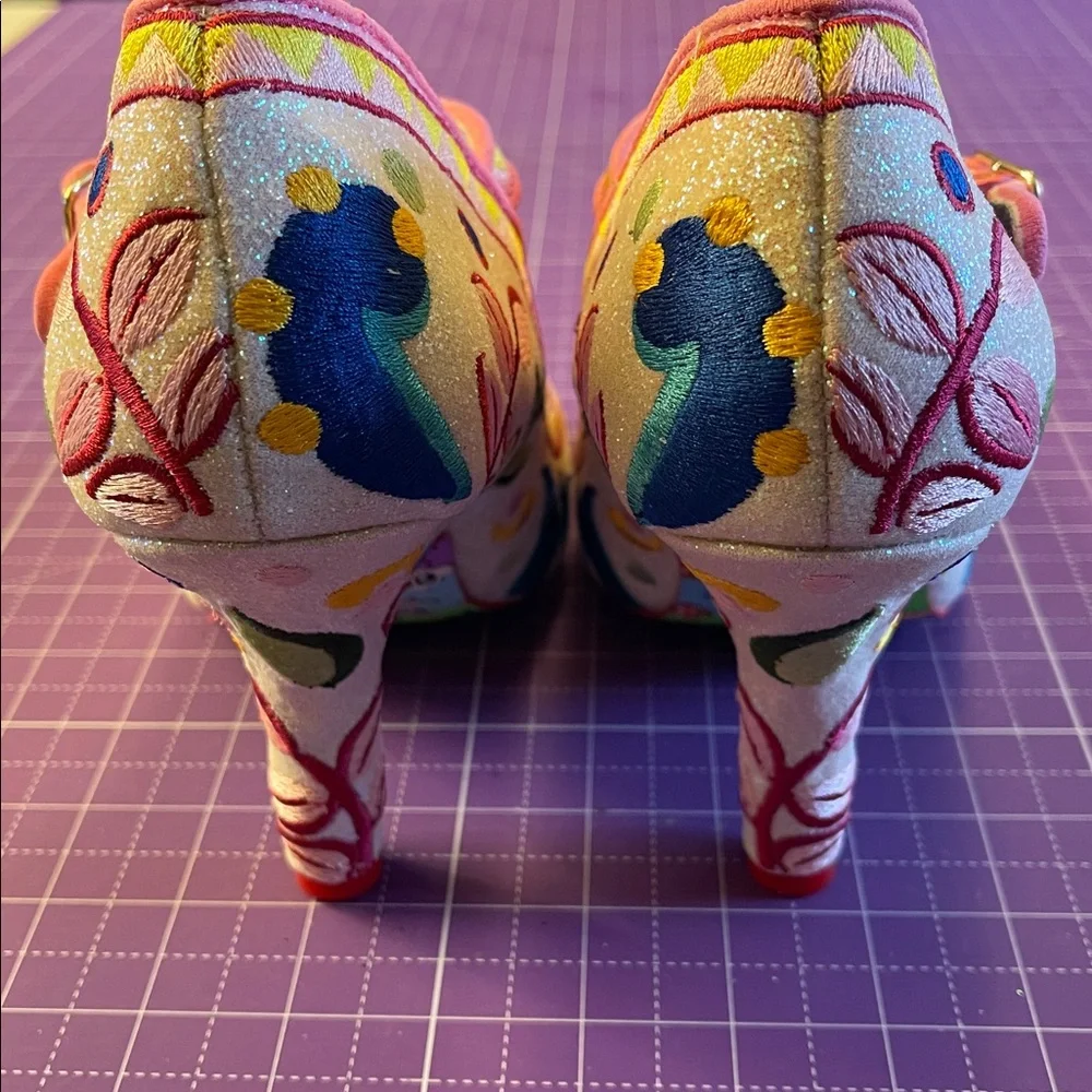 NWOB Irregular Choice Size 39 white glitter embroidered heels. - Picture 4 of 5